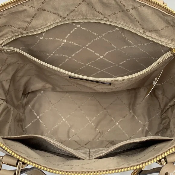 MICHAEL KORS
Charlotte Large Logo and Leather Top-Zip Tote Bag Bisque Mu… - Picture 12 of 16